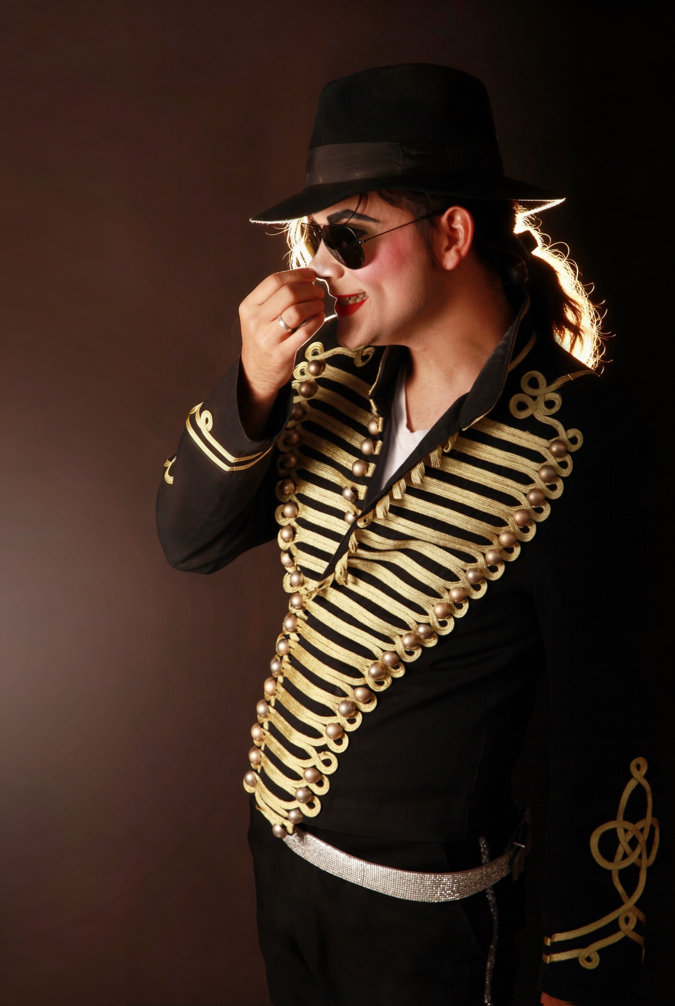 Chicho con traje negro y dorado en su caracterización de Michael Jackson